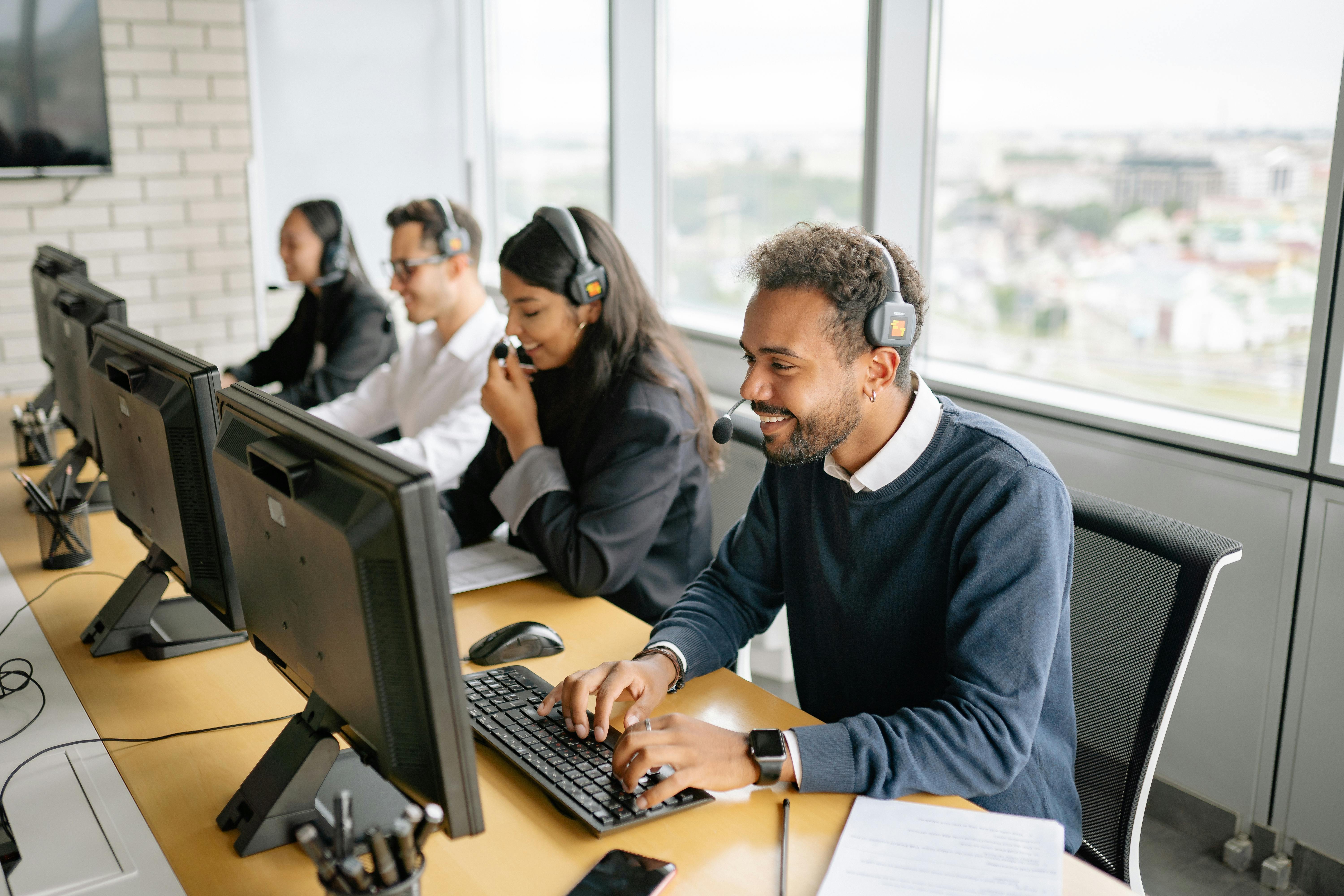 Personal de call center trabajando